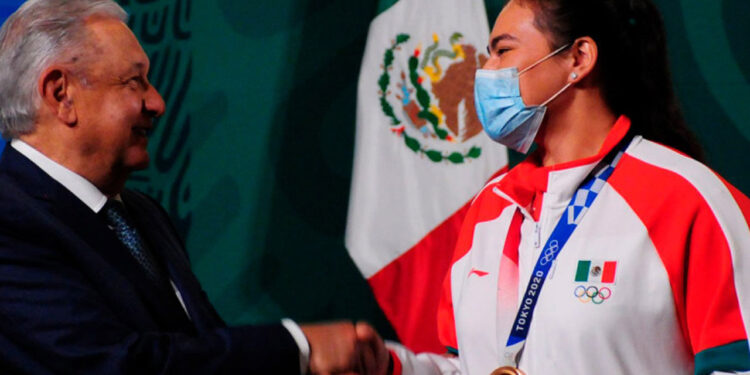 López Obrador resalta labor de atleta mexicana y niños en competencia de matemáticas