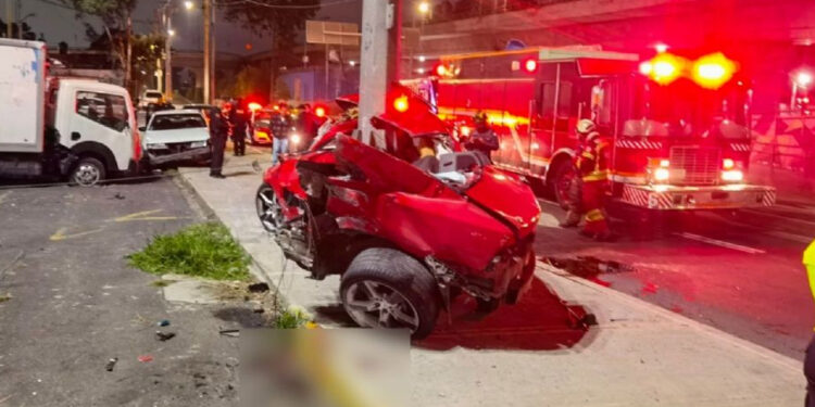 Hombre pierde la pierna tras chocar un Camaro a gran velocidad, su acompañante murió