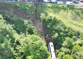 “Eran migrantes”: Mayoría de pasajeros en camión que desbarrancó en Nayarit iban a EU