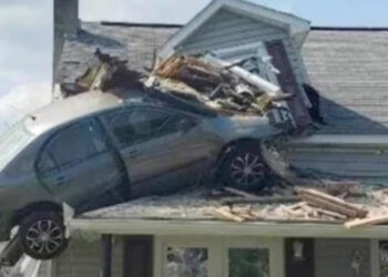 Un conductor realizó una extraña maniobra y terminó incrustado en el segundo piso de una casa