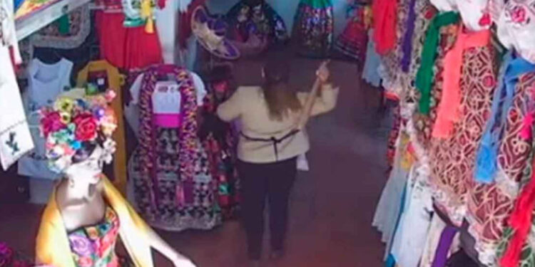 Video: Captan momento en el que mujer golpea con un bat a abuelita en Michoacán