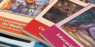 AMLO presume apoyo del SNTE ante polémica por nuevos libros de texto