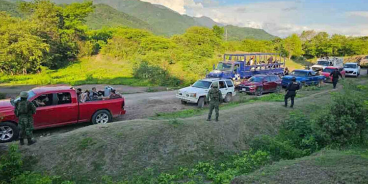Quema de casas y enfrentamientos lleva a 200 personas a abandonar la sierra de Sinaloa