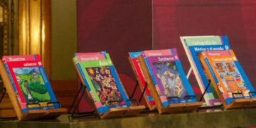 Padres de familia de Acapulco rechazan entrega de libro de texto gratuitos