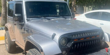 Policías Estatales aseguran vehículo americano con placas sobrepuestas