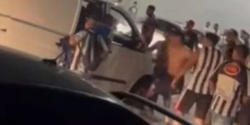Aficionados de Rayados golpean a trabajadores de una ambulancia