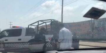 Policía de Veracruz detiene y encañona a Manuel Velasco y su equipo