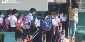 Familias gastarán entre 5,500 y 7,500 pesos por alumno para regreso a clases