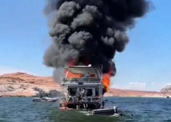 De película: una casa flotante con 29 personas a bordo se incendia en un lago en EEUU