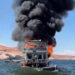 De película: una casa flotante con 29 personas a bordo se incendia en un lago en EEUU
