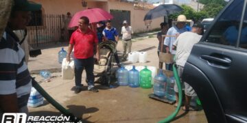 JAPAC lleva agua en pipas a las colonias afectadas por reparaciones de tubería