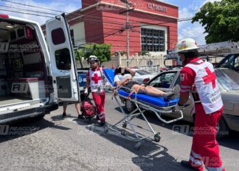 Auto fantasma golpea a motociclista en Mazatlán; hay una mujer lesionada