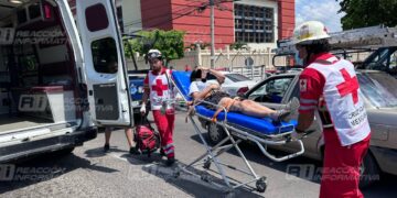 Auto fantasma golpea a motociclista en Mazatlán; hay una mujer lesionada