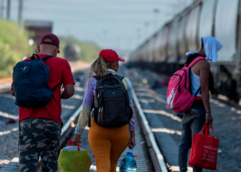 Paro de trenes deja a cientos de migrantes varados en Nuevo León