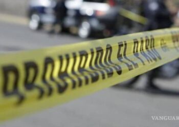 Encobijado y con disparos de arma de fuego encuentran cuerpo de hombre en la México 15