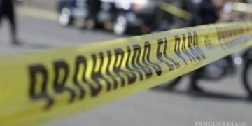 Encobijado y con disparos de arma de fuego encuentran cuerpo de hombre en la México 15