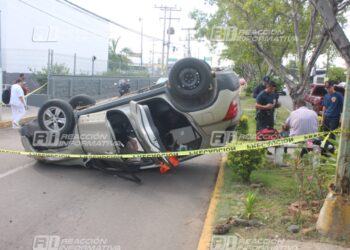 Vuelca camioneta frente a clínica del ISSSTE