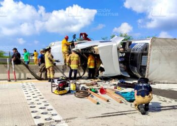 Tráiler cargado de Duraznos vuelca en la autopista Culiacán-Mazatlán