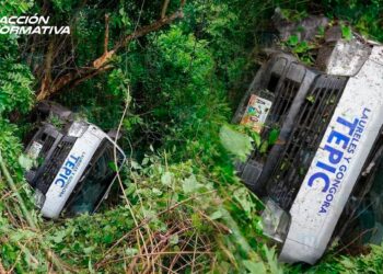 Combi cae a un barranco en carretera libre Tepic – Mazatlán; Pasajeros resultan lesionados