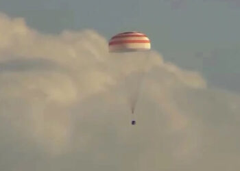 Regresan a la Tierra tres astronautas atrapados por más de un año en el espacio