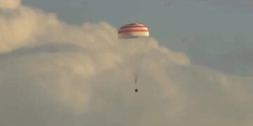 Regresan a la Tierra tres astronautas atrapados por más de un año en el espacio