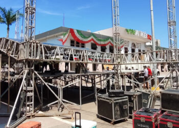 Por instalación de escenarios y arcos de bienvenida, cierran calles aledañas a Plazuela República