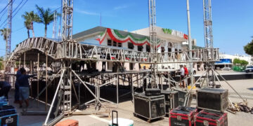 Por instalación de escenarios y arcos de bienvenida, cierran calles aledañas a Plazuela República