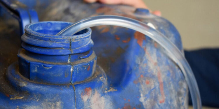 Mujer muere mientras cargaba cubeta con agua: no tenía servicio