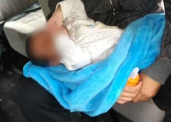 Mujer intenta lanzar a su bebé de un puente