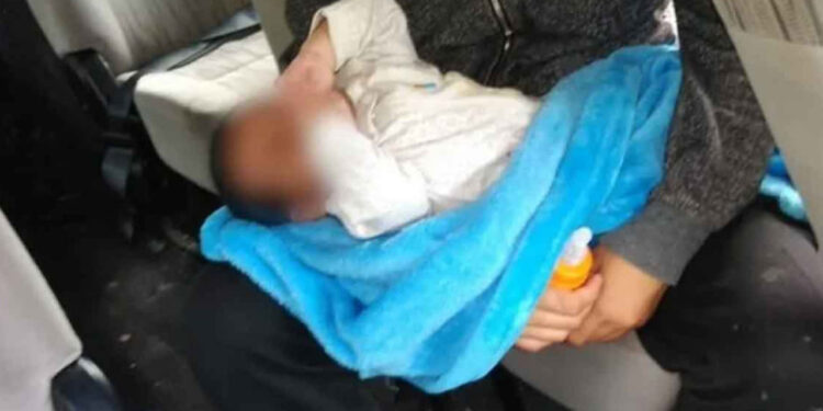 Mujer intenta lanzar a su bebé de un puente