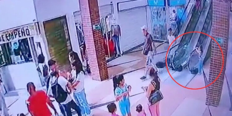 VIDEO: Niña cae de un segundo piso y es atrapada en el aire por un hombre que salva su vida