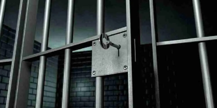 Dictan vinculación preventiva a maestro por hostigamiento sexual a estudiante