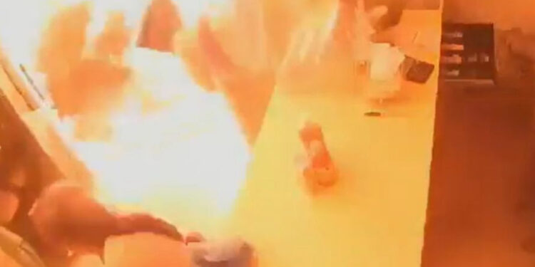 VIDEO: difunden el impactante momento de la explosión de un tanque de gas en un tianguis, hay 10 lesionados