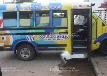 Transporte escolar se queda sin frenos y choca en Mazatlán: Hay niños lesionados