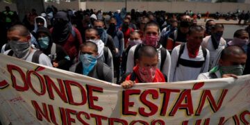 Los familiares de los 43 de Ayotzinapa montan un campamento de protesta frente a un cuartel: “Son unos cobardes con armas”