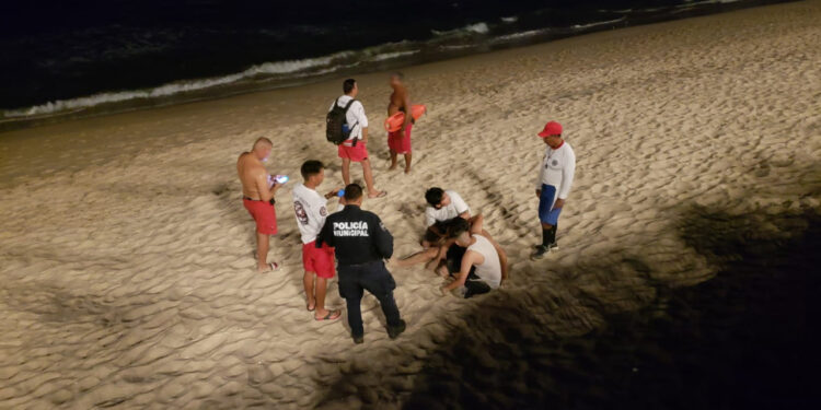 Elementos de la Policía Acuática ponen a salvo a estudiantes que ingresaron al mar