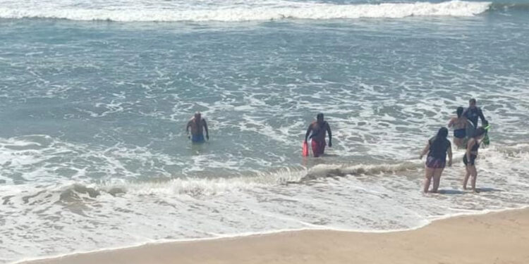 Elementos de la Policía Acuática ponen a salvo a dos turistas nacionales en mismo número de alertas
