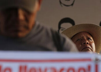 Padres de 43 normalistas piden a AMLO interceptar teléfonos de jefe policíaco y líder de Guerreros Unidos