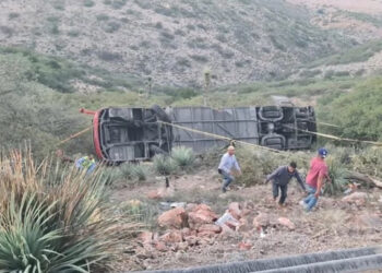 Camión de pasajeros cae a un barranco en San Luis Potosí y deja al menos 10 muertos