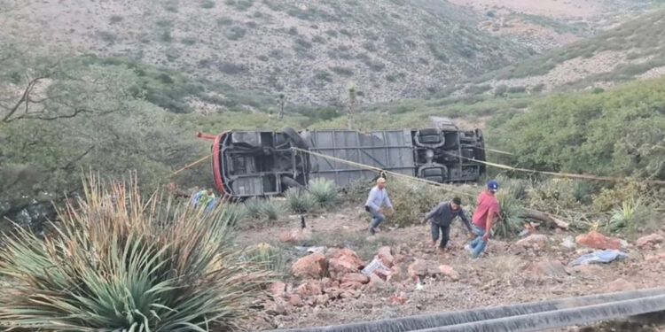 Camión de pasajeros cae a un barranco en San Luis Potosí y deja al menos 10 muertos