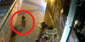 VIDEO: Así abandonaron el cuerpo de un hombre dentro de tambo en CDMX… ¡Lo llevaban en diablito!