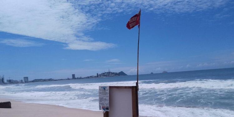 Por efectos de Mar de Fondo, elementos de la Policía Acuática refuerzan operativos preventivos en el área de playas