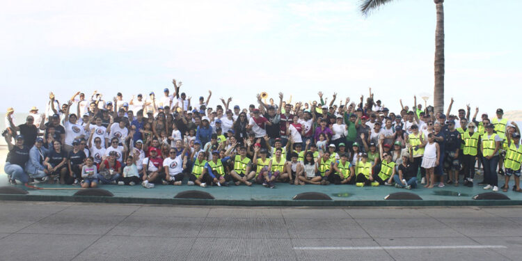 300 voluntarios se unen para limpiar la playa