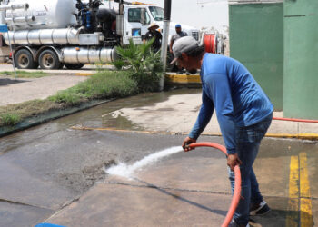 Con obras, Edgar González ofrece solución a problemas de inundación que sufre el IMSS de Villa Unión