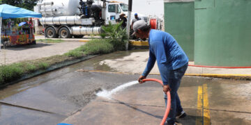 Con obras, Edgar González ofrece solución a problemas de inundación que sufre el IMSS de Villa Unión