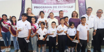 Entregan Sistema DIF Mazatlán y el Gobierno de Mazatlán 1 millón de pesos en becas para estudiantes de primaria