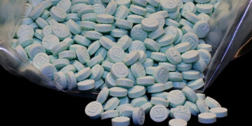 Embajador Ken Salazar reconoce que EE.UU. debe reducir demanda de fentanilo