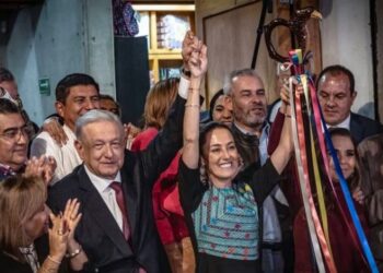 López Obrador entrega a Claudia Sheinbaum el bastón de mando que simboliza el relevo en Morena