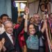 López Obrador entrega a Claudia Sheinbaum el bastón de mando que simboliza el relevo en Morena