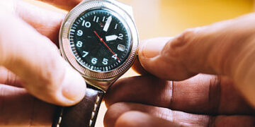 ¿Otra vez? Relojes y celulares atrasan su hora automáticamente por el horario de verano y causa confusión